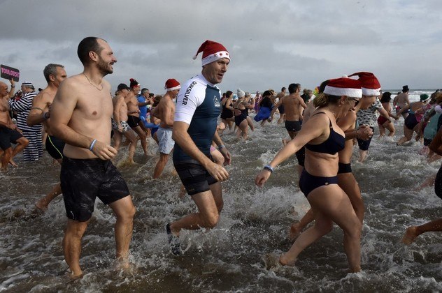 Os franceses não ficam de fora. Uma multidão participou do tradicional banho de mar 'disfarçado' neste 1º de janeiro