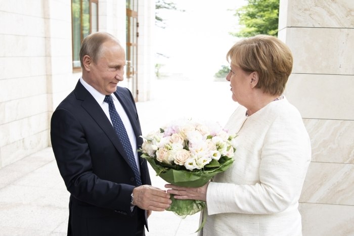 O presidente russo, Vladimir Putin, e a então chanceler alemã Angela Merkel
