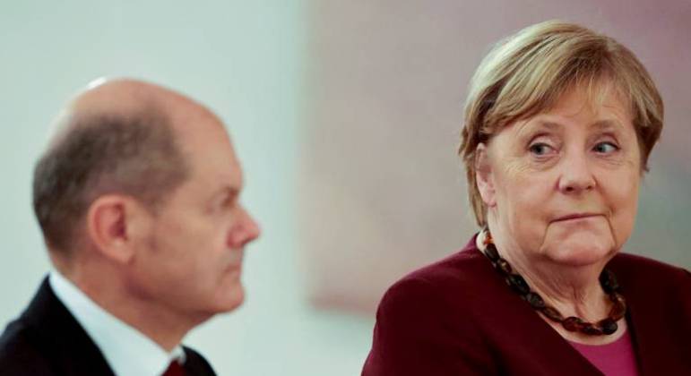 Olaf Scholz e a chanceler da Alemanha Angela Merkel são vistos no Palácio bellevue, em Berlim