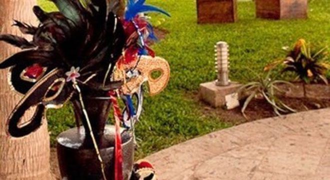 Mesa com baile de máscaras