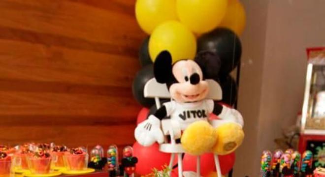 mesa com docinhos para festa infantil do mickey 