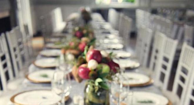 Mesa de ano novo com frutas no centro