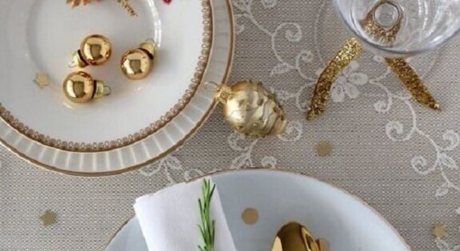 mesa de ano novo decorada com detalhes dourados