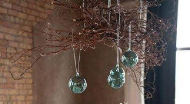 mesa de ano novo decorada com toalha prata e arranjo simples com flores Foto Pinterest