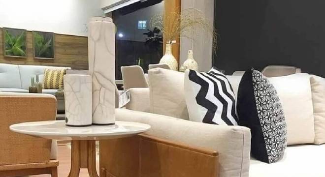 mesa de apoio para sala com design moderno 