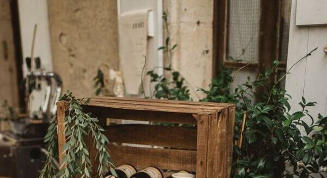 mesa de bebidas decorada para casamento no campo 