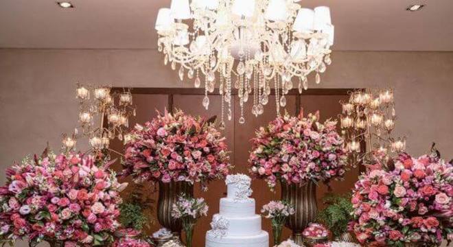 Mesa de bolo de casamento branco e rosa