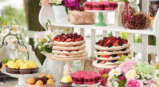 Mesa de bolo de casamento com doces coloridos e diferentes