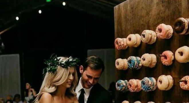 Mesa de bolo de casamento com donuts