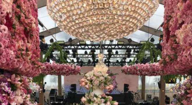 Mesa de bolo de casamento com flores combinando com a decoração