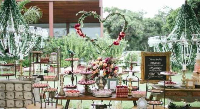 Mesa de bolo de casamento com flores marsala