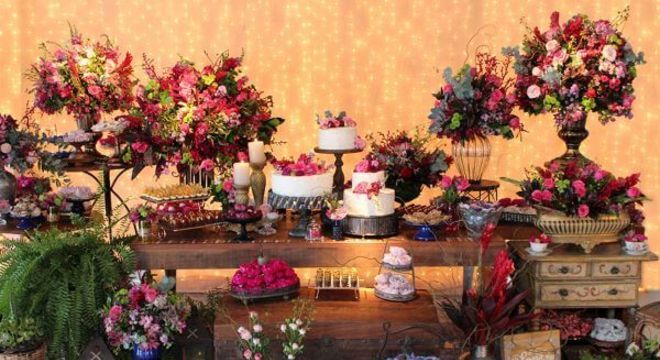 Mesa de bolo de casamento com marsala e azul