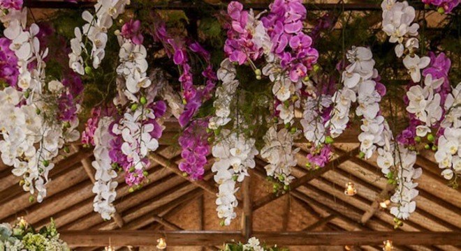 Mesa de bolo de casamento com orquídeas roxas e brancas