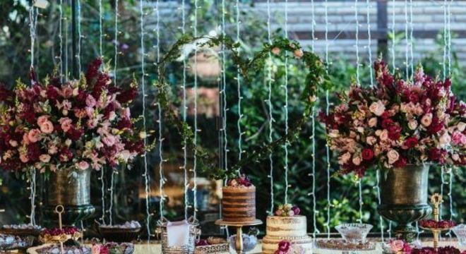 Mesa de bolo de casamento com tons de marsala