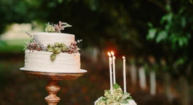 Mesa de bolo de casamento com trio