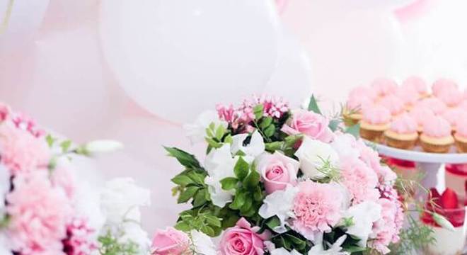 Mesa de bolo de casamento cor de rosa