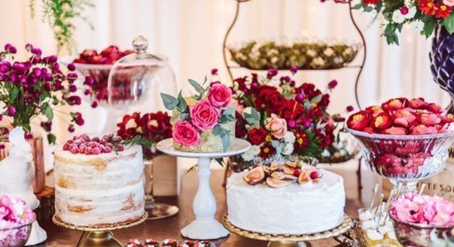 Mesa de bolo de casamento em rosa e marsala