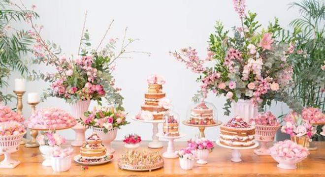 Mesa de bolo de casamento para decoração