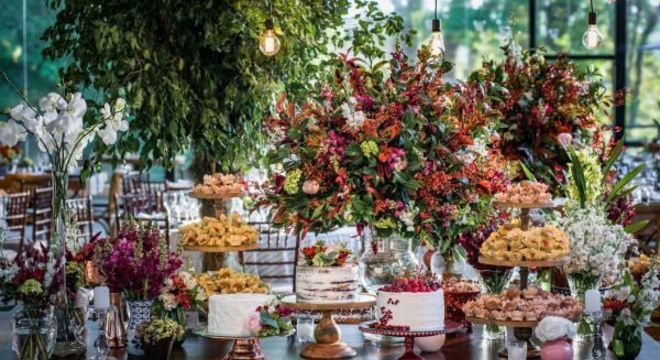 Mesa de bolo de casamento rustica