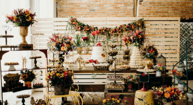 Mesa de bolo de casamento rústico