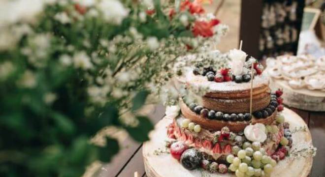 mesa de bolo de casamento rústico 