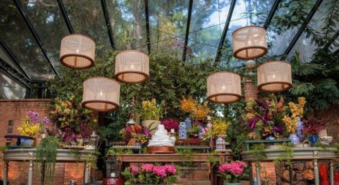 Mesa de bolo de casamento rústico com lustres maravilhosos