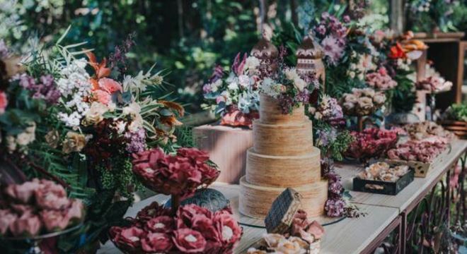 Mesa de bolo de casamento rústico e linda