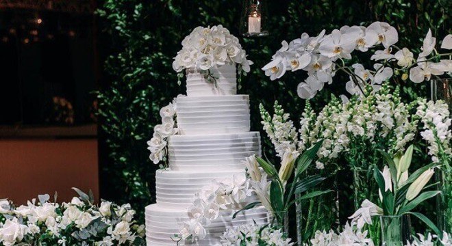 Mesa de bolo de casamento tradicional