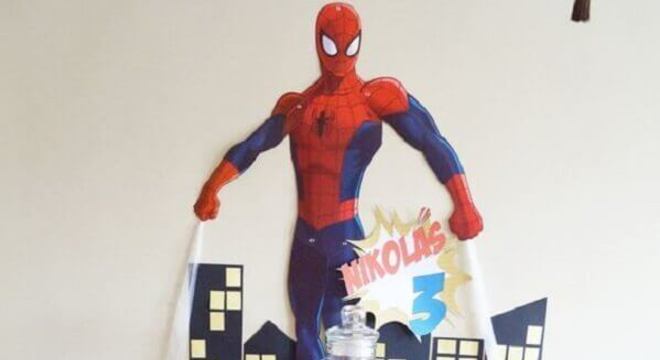 mesa de doces decorada para festa do homem aranha 