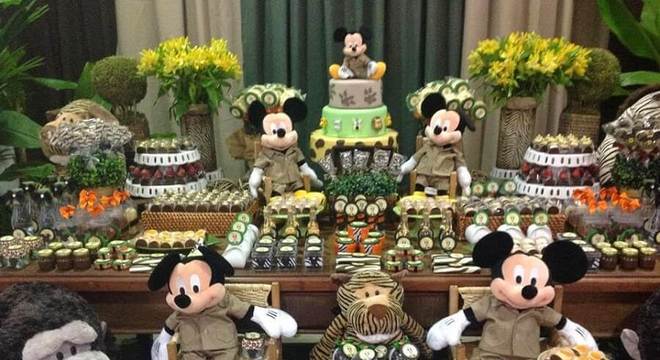 mesa de doces decorada para festa do mickey safari 