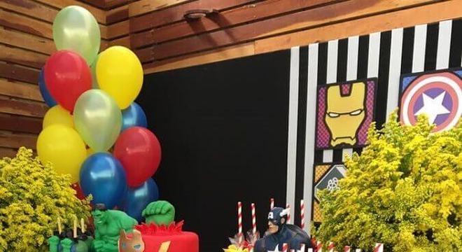 mesa de doces decorada para festa dos vingadores 