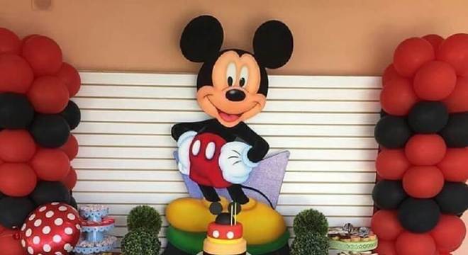 mesa de doces decorada para festa infantil do mickey