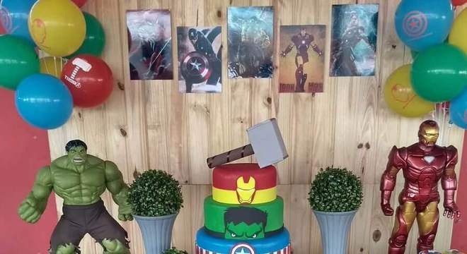 mesa de doces para festa dos vingadores simples