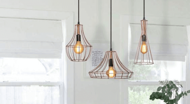 Mesa de jantar com conjunto de pendente aramado triplo em rose gold