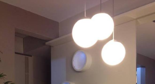 Mesa de jantar de vidro com lustre redondo
