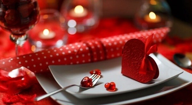 Mesa de jantar decorada em tons de vermelho e branco para o dia dos namorados