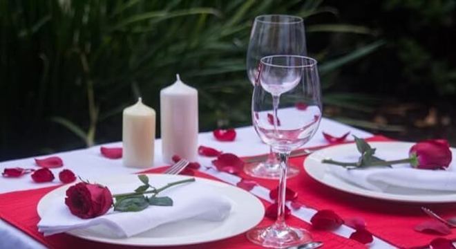 Mesa de jantar decorada para o dia dos namorados