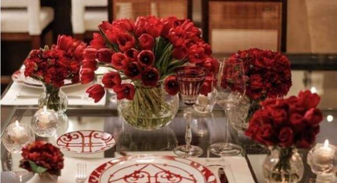Mesa de jantar especial com flores para o dia dos namorados