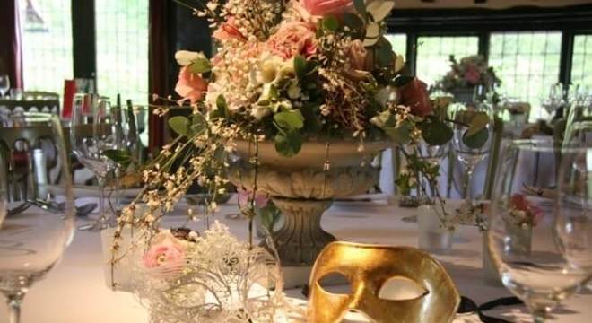 Mesa de jantar para festa baile de máscaras