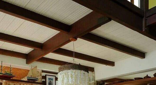 Mesa de madeira rústica com cadeira do tipo medalhão