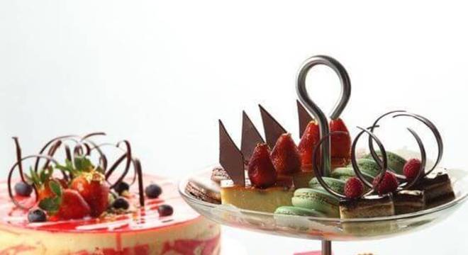 Mesa de sobremesas para ceia de ano novo