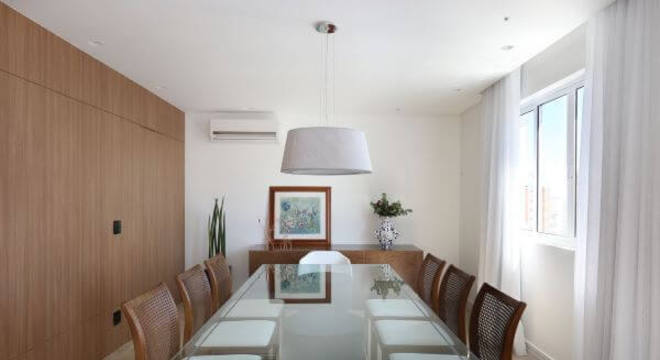 mesa de vidro e cadeiras de madeira