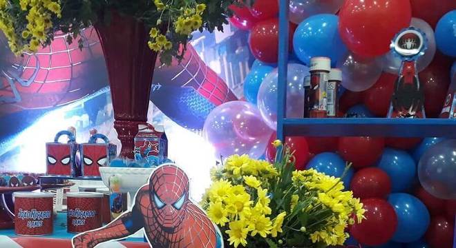 mesa decorada para festa do homem aranha 
