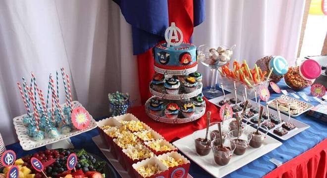 mesa decorada para festa dos vingadores simples 