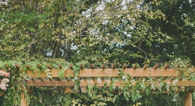 mesa decorada para os noivos de casamento no campo 
