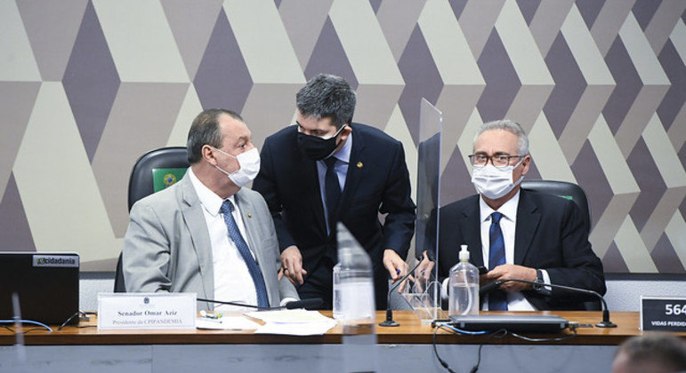 Mesa diretora da CPI com Omar Aziz, Randolfe Rodrigues e Renan Calheiros