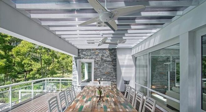 Mesa e cadeira de madeira com acabamento verde