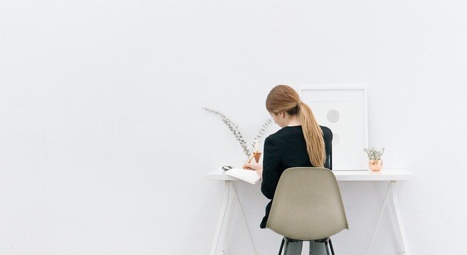 Características como altura e largura devem ser determinantes para a escolha da mesa, a fim de evitar problemas de postura.