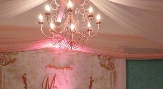 mesa festa bailarina decorada com tutu e luzinhas pisca pisca 