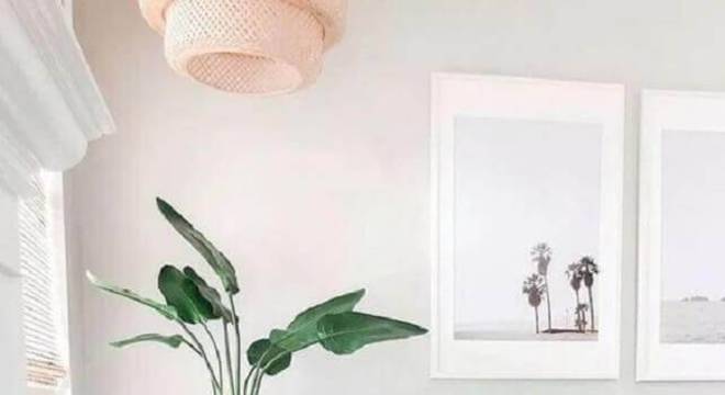 mesa lateral de apoio para sala decorada com cores neutras 